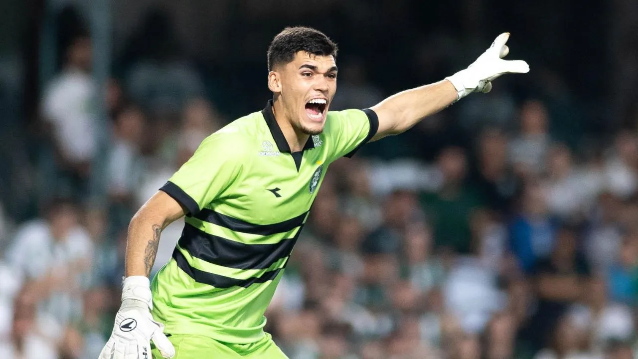 Pedro Morisco orienta a equipe do Coritiba durante derrota por 1 a 0 para o Bragantino no Couto Pereira
