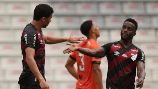 Athletico empata jogo-treino com clube catarinense
