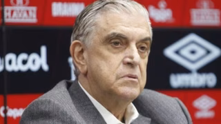 Athletico toma 4 a 2, e Petraglia comanda o enterro
