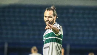 VAR estreia com agilidade, Léo Gamalho decide e Coxa segue líder