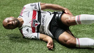 Dorival critica sintético do Allianz e relembra Athletico: “Fui beneficiado no período”