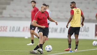 Após empréstimo ao Grêmio, Athletico negocia lateral com o América-MG