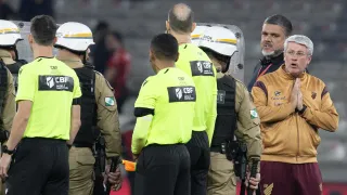 Árbitro foi convencido a marcar pênalti contra o Athletico; ouça o áudio do VAR
