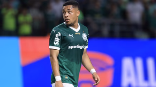 Vitor Roque estreia no Palmeiras, protagoniza lance polêmico e chega a marca histórica no futebol brasileiro