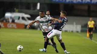 Saindo da escuridão, o Coritiba ganha e sai da zona