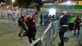 Final no Maracanã tem tentativa de invasão ao estádio e ônibus apedrejados