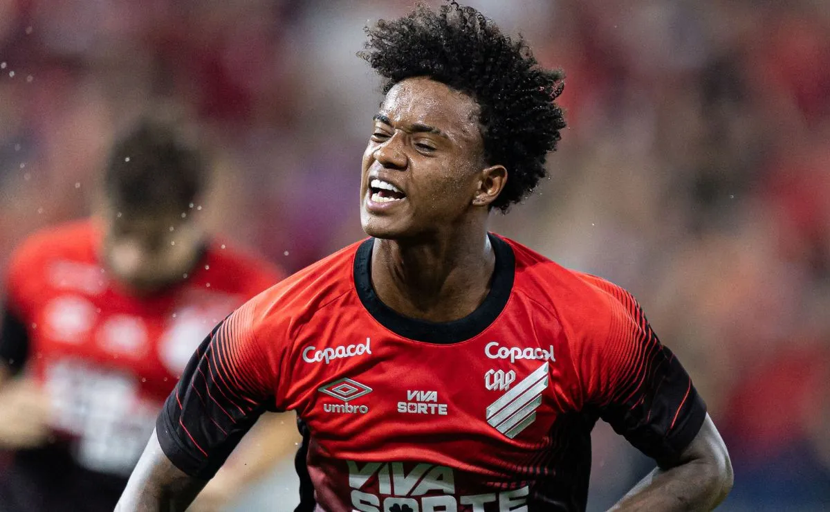 Bruninho comemora um gol com a camisa do Athletico durante partida da temporada de 2026.