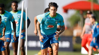 Atacante Pedro é cortado da seleção brasileira após sofrer lesão grave em treino