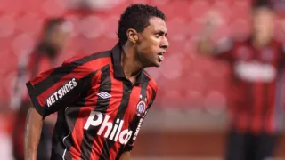 Kleberson quase largou o futebol antes de ir para o Athletico: “Estava desistindo”