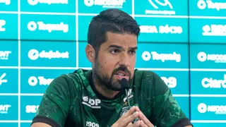 Oliveira ressalta fase de reconstrução, analisa Sport e põe meia como “grande reforço”