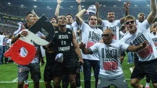 Sem jogar há mais de três meses, ex-Coritiba celebra acesso à Série B