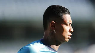 Suspenso do futebol, Alef Manga chega a Curitiba e faz projeção de retorno ao Coxa