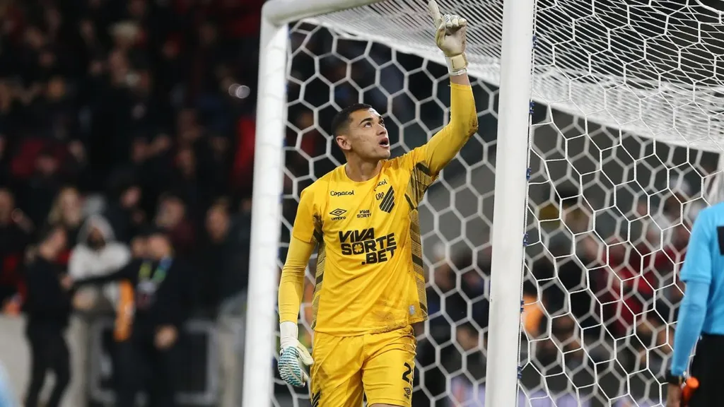 goleiro Santos, do Athletico, celebra classificação sobre o São Paulo na Copa do Brasil.