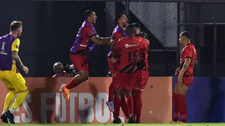 Athletico vence o Libertad de virada no Paraguai e se isola na liderança do grupo