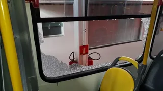 Ônibus é apedrejado em ataque envolvendo torcedores de Athletico e Coritiba