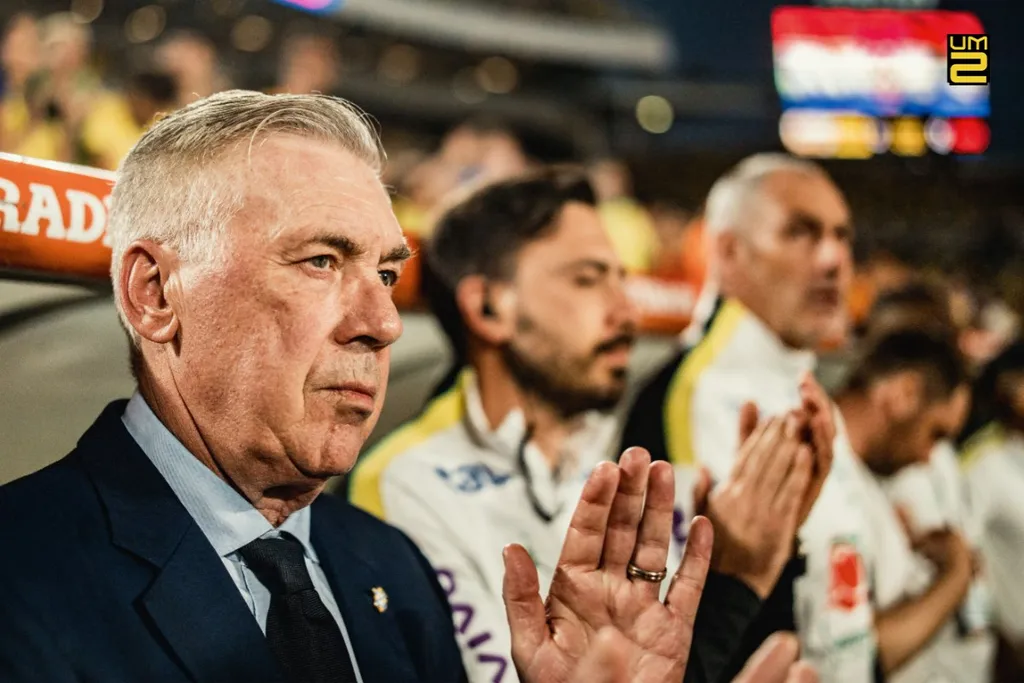 Ancelotti é recebido por Petraglia em camarote antes de Athletico x Flamengo