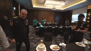 Com bolo de aniversário para Tite, jogadores da seleção se apresentam em Seul