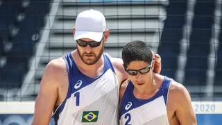 Alison e Álvaro Filho perdem e Brasil fica sem medalha no vôlei de praia pela 1ª vez