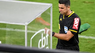 CBF mantém decisão do juiz em jogo do Vasco e pede explicações sobre falha no VAR