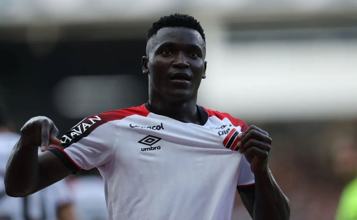 Atacante Kevin Viveros vibra após marcar pelo Athletico diante do Remo pela Série A.