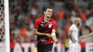 Com um a mais, Athletico vira sobre o Operário e se mantém invicto