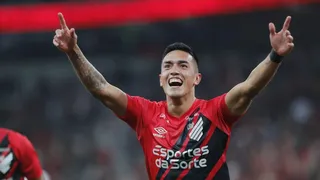 Gato preto invade a Ligga Arena após Cuello quebrar jejum de 485 dias