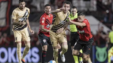 Com um a mais, Athletico vira sobre o Atlético-GO e vence fora de casa