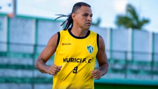 Atacante histórico do Athletico deixa aposentadoria após 10 anos para voltar aos gramados