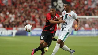 Turra usa 21 jogadores e adianta mudanças no Athletico contra o Foz