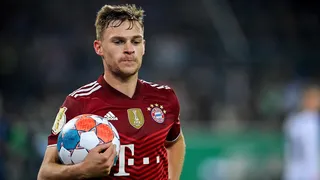 Não vacinado, meia do Bayern só volta aos gramados em 2022 por complicações da Covid