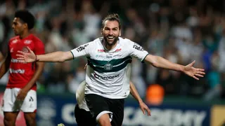 Léo Gamalho mira artilharia da Série B, faz balanço de 2021 e projeta último jogo