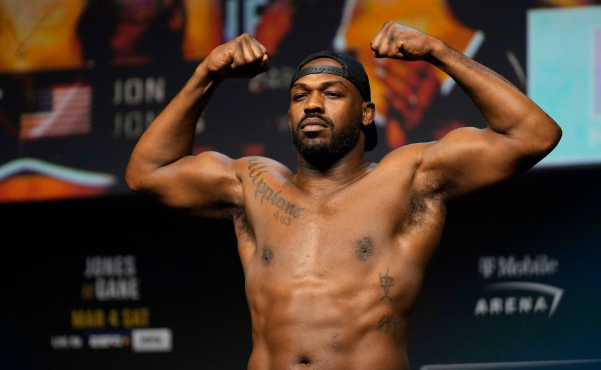 Jon Jones durante pesagem oficial do UFC em evento realizado em 2023.