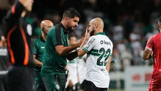 Oliveira não vê elenco fechado e pede grupo do Coritiba “mais competitivo”