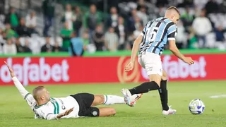 Atacante Slimani vira desfalque para o Coritiba após expulsão contra o Grêmio