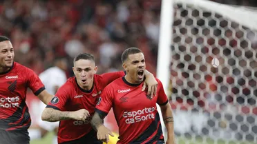 Athletico joga bem, derrota o Galo e assume liderança do grupo G