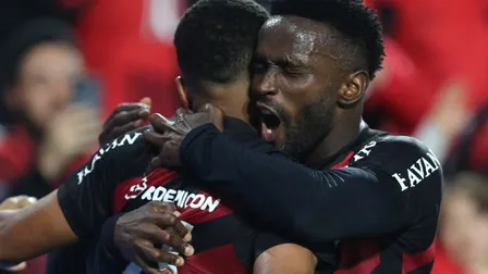 Em jogo de erros, Athletico ganha do Inter e encosta no Flamengo