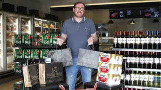 Assinante UmDois recebe prêmio de sorteio de Kit Churrasco; 8kg de carne, cerveja e carvão!
