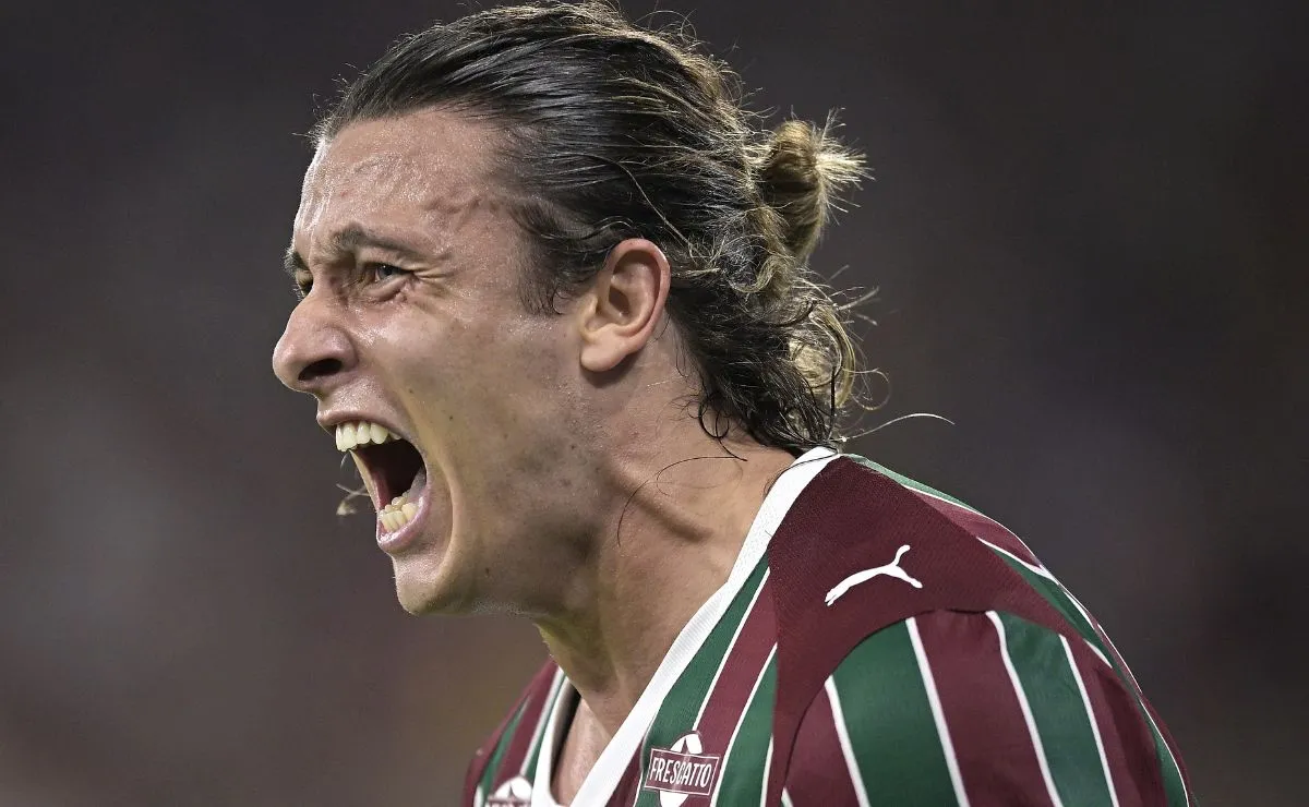 Agustín Canobbio comemora gol com a camisa do Fluminense durante partida no Maracanã.
