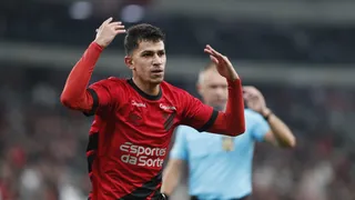 Turra revela o que pediu para Vitor Bueno, que saiu do banco para ser decisivo contra o Bota