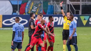 Árbitro relata expulsões e bronca de dirigente do Athletico: “Roubou novamente”