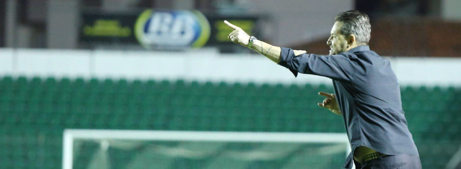 Técnico Argel, do Coritiba, em ação contra o Figueirense. Foto: Coritiba