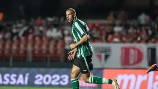 Slimani marca primeiro gol pelo Coritiba e desabafa sobre tropeços