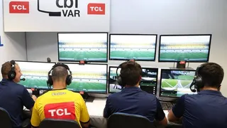 VAR e grama sintética: o futebol não viverá mais sem eles