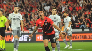 Athletico deixa a ZR e luta contra a queda embola: veja a matemática da Série A