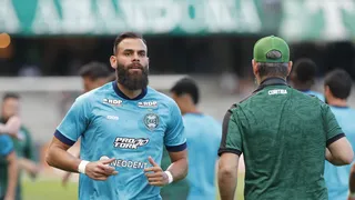 Com apenas quatro zagueiros no elenco, Coxa busca nomes para “elevar nível do setor”