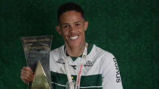 Volante quer ficar no Coritiba e aguarda definição para 2026