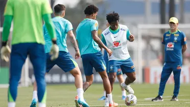 Em Curitiba, seleção brasileira inicia preparação para enfrentar o Paraguai