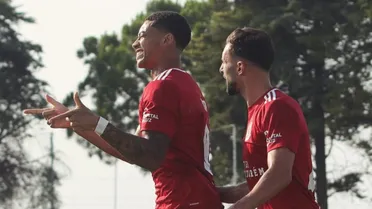 Emprestado pelo Coritiba, atacante marca em estreia como titular na Europa