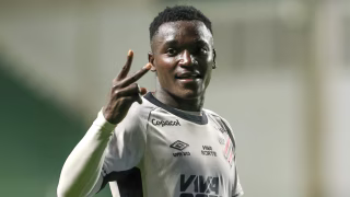 Técnico define futuro de artilheiro do Athletico na seleção