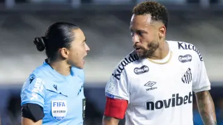 Ex-Coritiba é expulso em lance polêmico com Neymar e especialista contesta VAR